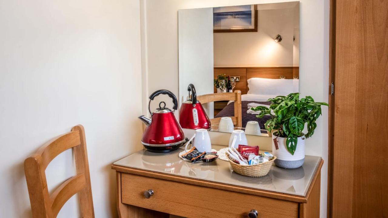 Holiday Hotel Голуэй Экстерьер фото