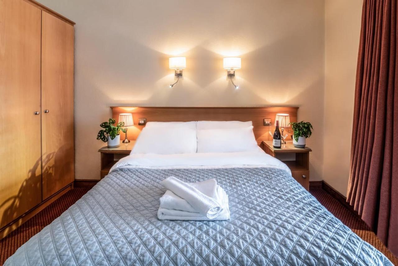 Holiday Hotel Голуэй Экстерьер фото